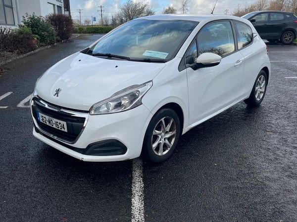 Peugeot 208 Hatchback, Petrol, 2016, White