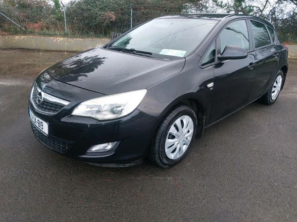 Opel Astra Hatchback, Petrol, 2011, Black