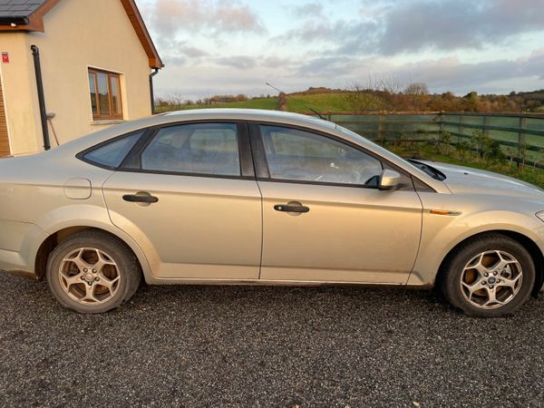 Ford Mondeo Saloon, Diesel, 2010, Gold