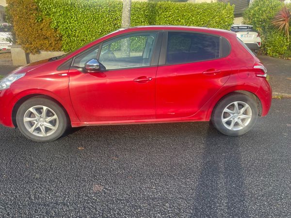 Peugeot 208 Hatchback, Petrol, 2014, Red