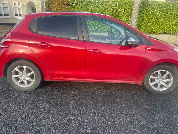Peugeot 208 Hatchback, Petrol, 2014, Red