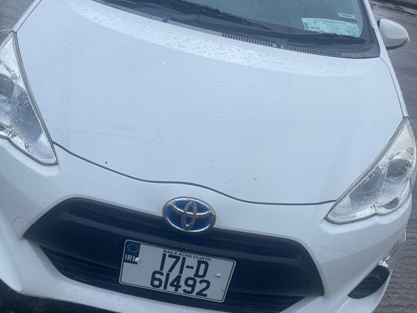 Toyota Aqua Hatchback, Petrol Hybrid, 2017, White
