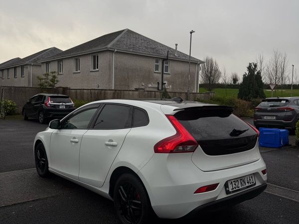 Volvo V40 Hatchback, Diesel, 2013, White