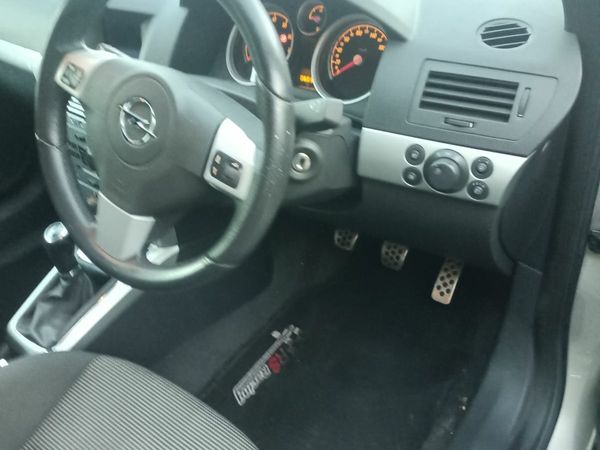 Opel Astra Hatchback, Petrol, 2008, Yellow