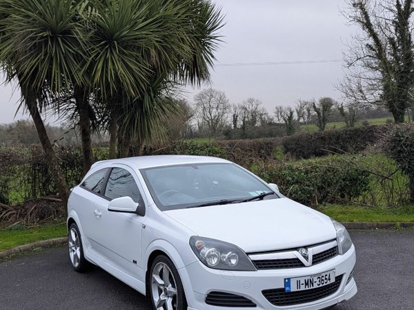 Vauxhall Astra Hatchback, Petrol, 2011, White