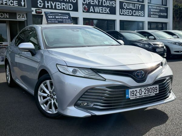 Toyota Camry Saloon, Petrol Hybrid, 2019, Silver