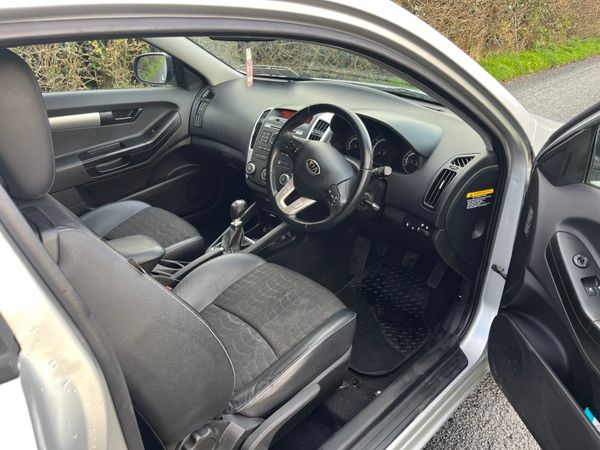 Kia Ceed Hatchback, Diesel, 2013, Silver