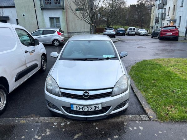 Opel Astra Hatchback, Petrol, 2010, Silver
