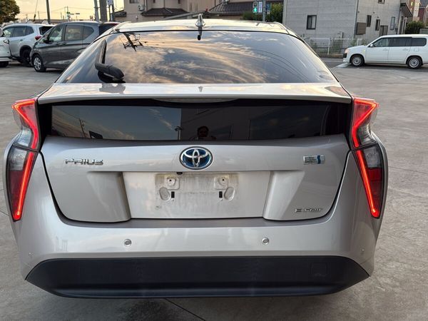 Toyota Prius Hatchback, Petrol Hybrid, 2016, Pink