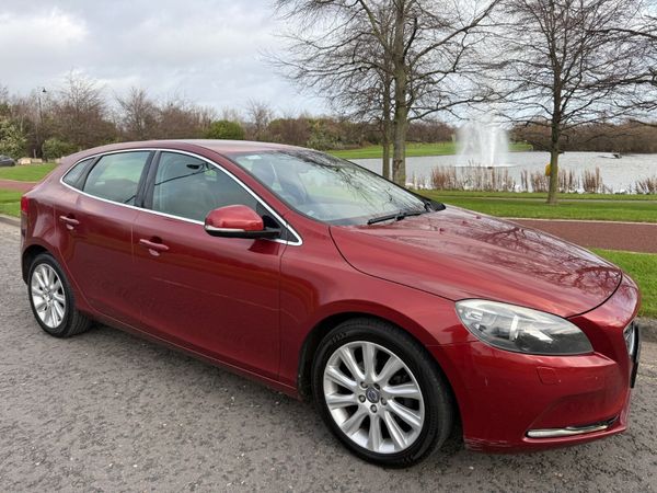Volvo V40 Hatchback, Diesel, 2013, Red