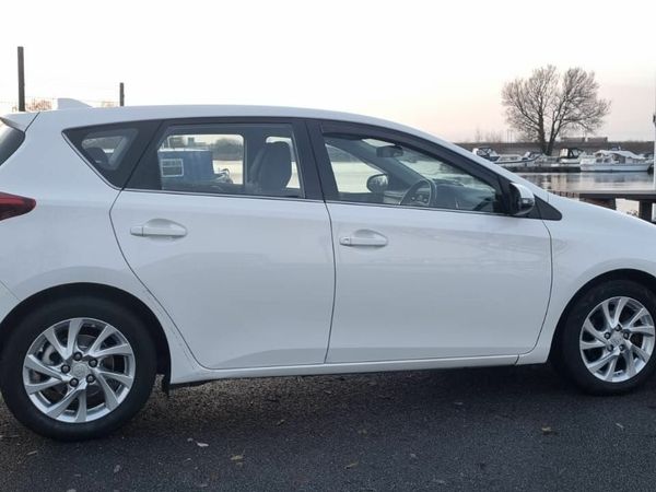 Toyota Auris Hatchback, Diesel, 2016, White