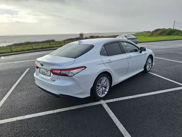 Toyota Camry Saloon, Petrol Hybrid, 2019, White