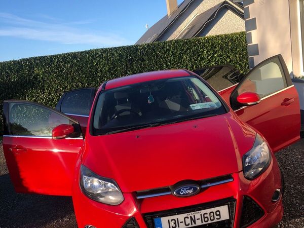 Ford Focus Hatchback, Petrol, 2013, Red