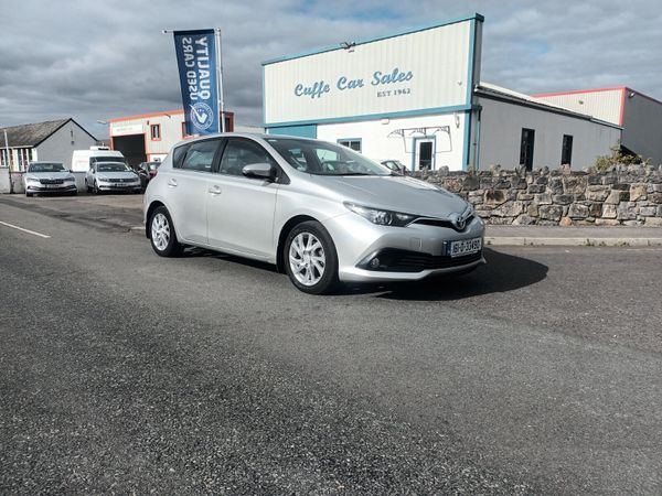 Toyota Auris Hatchback, Diesel, 2016, Silver