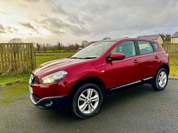 Nissan Qashqai Hatchback, Petrol, 2013, Red