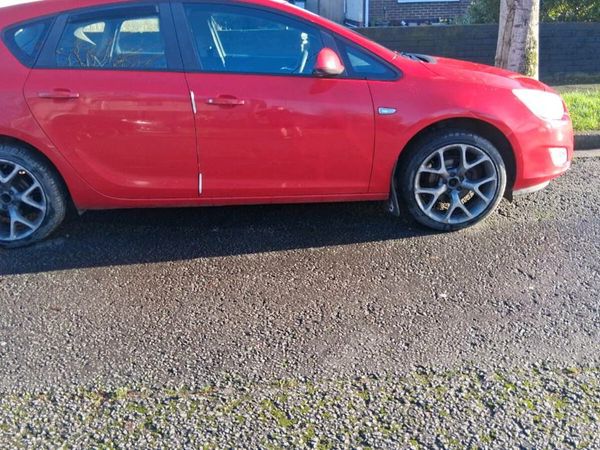 Opel Astra Hatchback, Petrol, 2011, Red