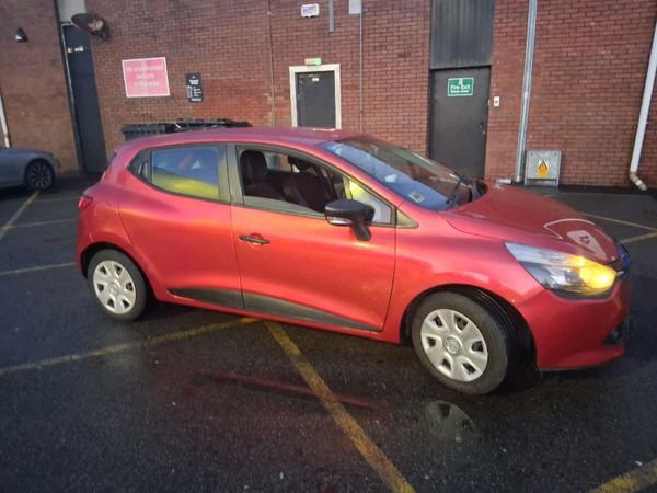 Renault Clio Hatchback, Petrol, 2013, Red