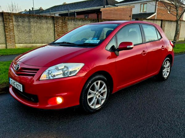 Toyota Auris Hatchback, Petrol, 2012, Red