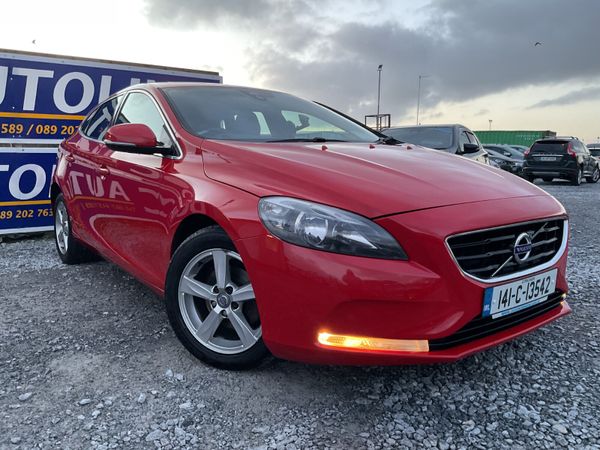 Volvo V40 Hatchback, Diesel, 2014, Red