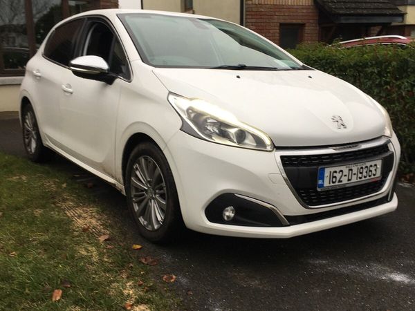 Peugeot 208 Hatchback, Petrol, 2016, White