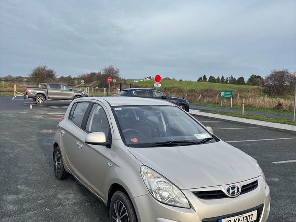 Hyundai i20 Hatchback, Petrol, 2012, Gold