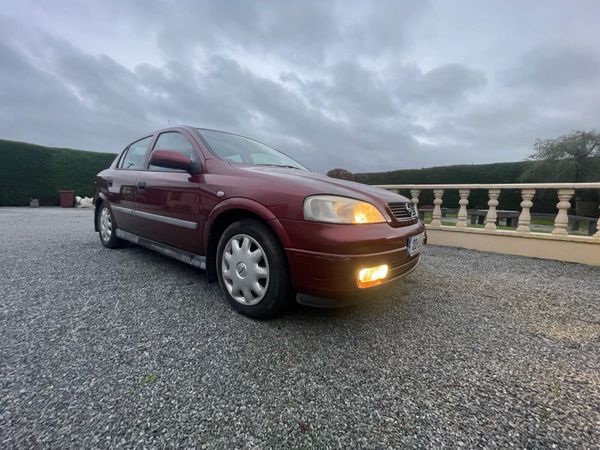 Opel Astra Saloon, Petrol, 2000, Red