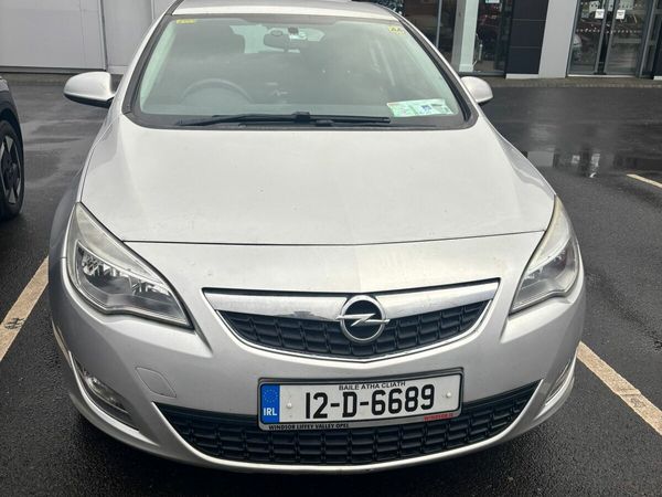 Opel Astra Hatchback, Petrol, 2012, Silver