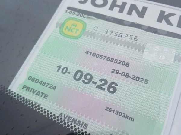 Toyota Avensis Hatchback, Petrol, 2006, Grey