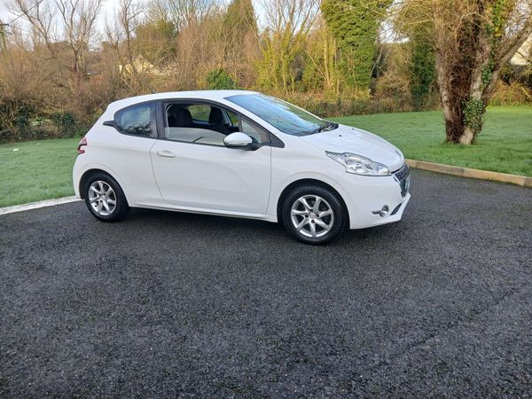 Peugeot 208 Hatchback, Petrol, 2013, White