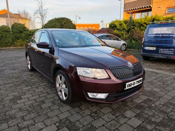 Skoda Octavia Saloon, Diesel, 2013, Red