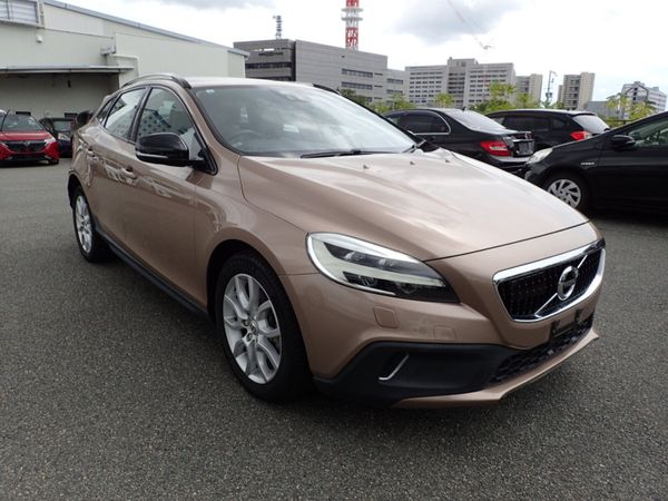 Volvo V40 Hatchback, Diesel, 2017, Brown