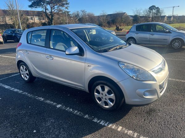Hyundai i20 Hatchback, Petrol, 2011, Silver