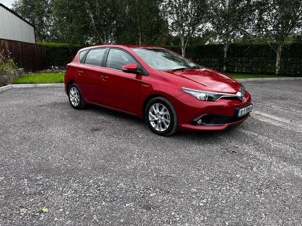 Toyota Auris Hatchback, Petrol Hybrid, 2016, Red