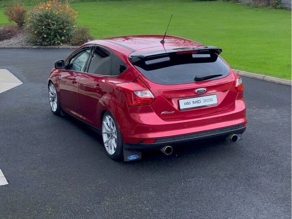 Ford Focus Hatchback, Diesel, 2014, Red