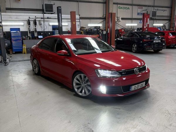 Volkswagen Jetta Saloon, Diesel, 2012, Red
