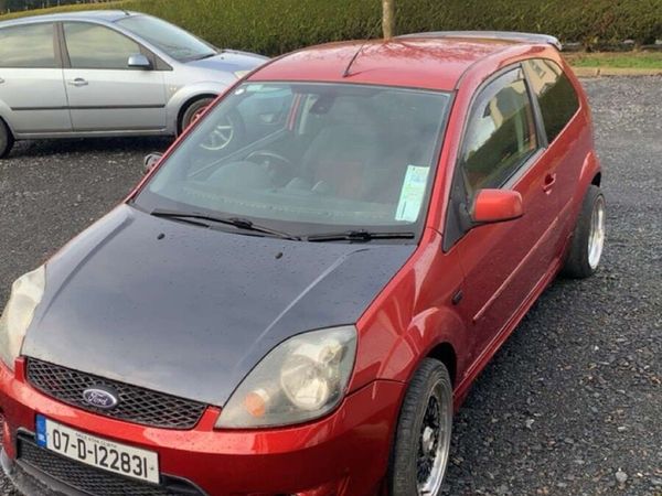 Ford Fiesta Hatchback, Petrol, 2007, Red