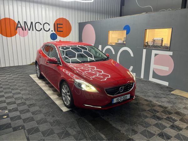 Volvo V40 Hatchback, Petrol, 2015, Red
