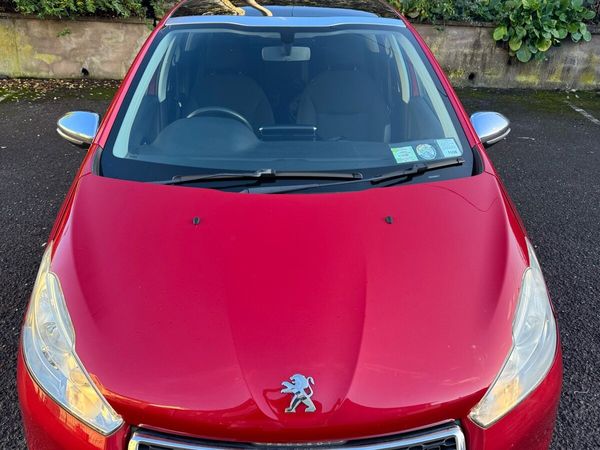 Peugeot 208 Hatchback, Petrol, 2015, Red