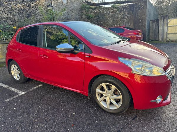 Peugeot 208 Hatchback, Petrol, 2015, Red