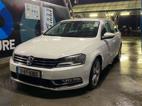 Volkswagen Passat Saloon, Diesel, 2011, White