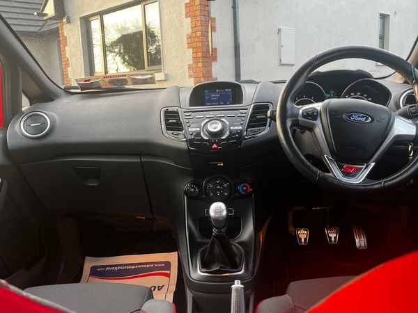 Ford Fiesta Hatchback, Petrol, 2017, Red