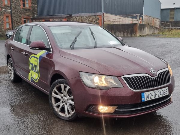 Skoda Superb Hatchback, Diesel, 2014, Red