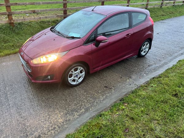 Ford Fiesta Hatchback, Petrol, 2015, Red