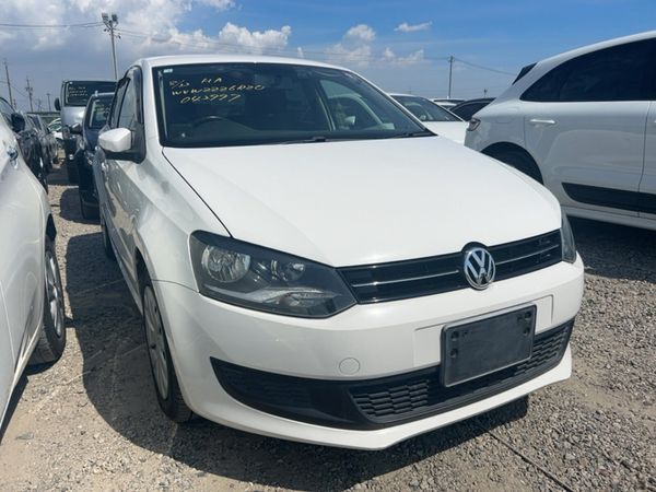Volkswagen Polo Hatchback, Petrol, 2014, White
