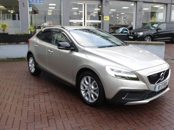 Volvo V40 Hatchback, Diesel, 2018, Gold