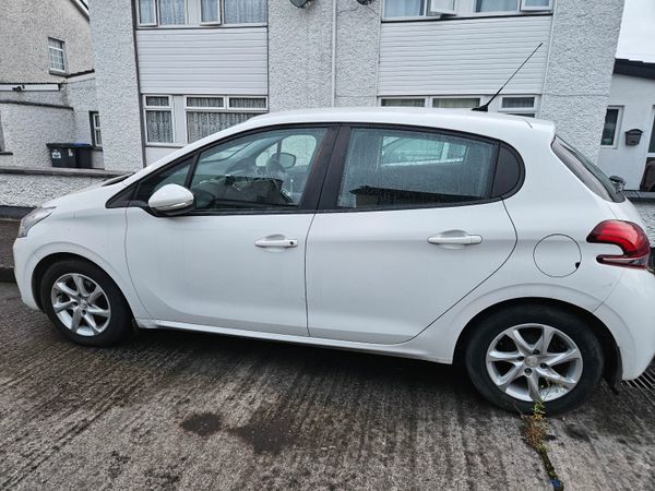 Peugeot 208 Hatchback, Petrol, 2018, White