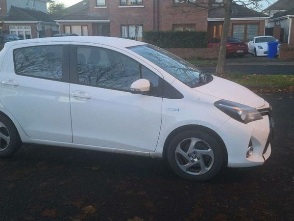 Toyota Yaris Hatchback, Petrol Hybrid, 2017, White