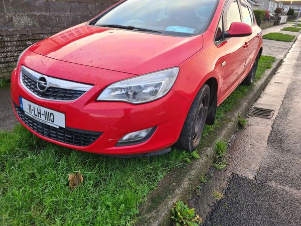 Opel Astra Hatchback, Petrol, 2011, Red