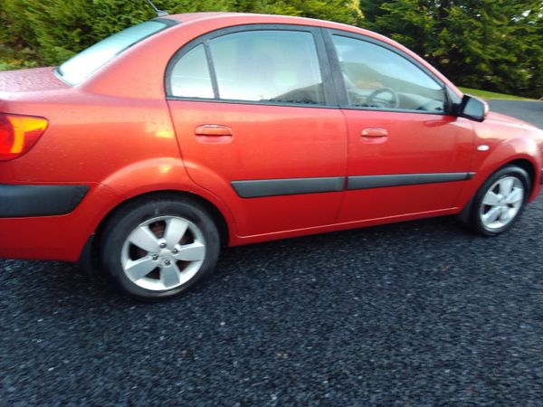 Kia Rio Saloon, Petrol, 2009, Red