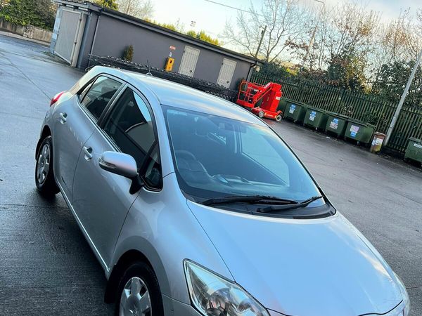 Toyota Auris Hatchback, Diesel, 2010, Silver